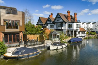 Marlow, Ingiltere-Mart 2019: tekne iskeleleri ile Marlow Thames Nehri kıyısında modern evler.