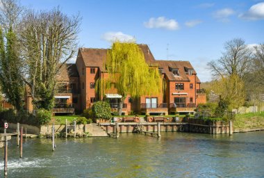 Marlow, İngiltere - Mart 2019: Tekne demirleme ile Marlow Thames Nehri kıyısında modern daireler Blok.