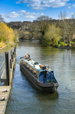 Marlow, İngiltere - Mart 2019: Marlow'daki Thames Nehri üzerinde dar tekne