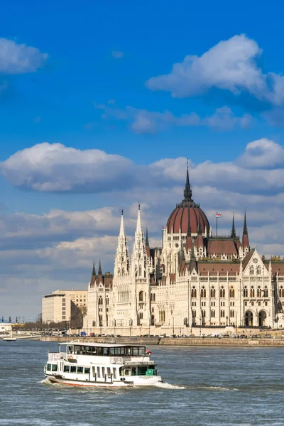 Budapest Magyarország Március 2018 Kis Városnéző Sétahajózás Dunán Parlament Épülete — Stock Fotó