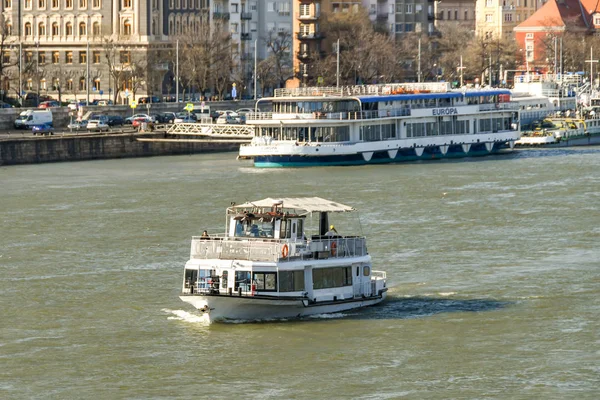 Budapeşte, Macaristan - Mart 2018: Budapeşte şehir merkezinde Tuna Nehri üzerinde küçük gezi turist cruise teknesi