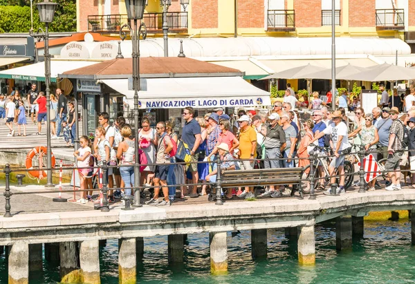 Lazise Lake Garda Italie Septembre 2018 Des Gens Attendent Prendre — Photo