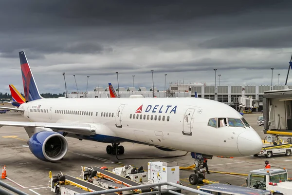 西雅图塔科马机场 2018年6月 达美航空公司波音757喷气式飞机即将离开西雅图塔科马机场航站楼 — 图库照片