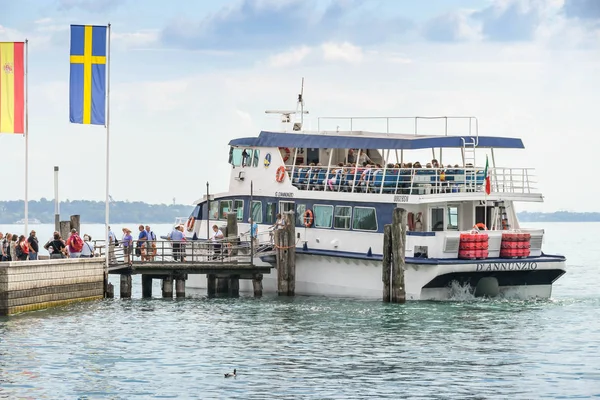 Bardolino Lake Garda Italia Septiembre 2018 Personas Bajando Ferry Alta — Foto de Stock