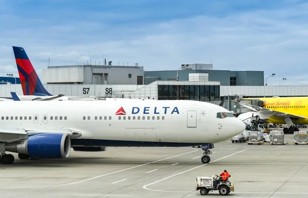 西雅图塔科马机场 2018年6月 达美航空公司波音767滑行从西雅图塔科马机场起飞 — 图库照片