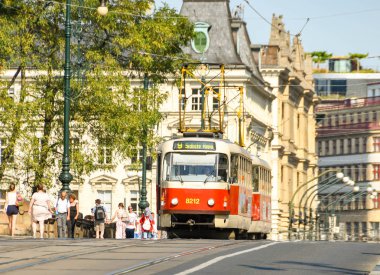 Prag, Çek Cumhuriyeti - Ağustos 2018: Prag'ın şehir merkezindeki bir sokaktaki eski elektrikli tramvaylarından biri.