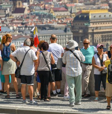 Prague Castle yakınındaki bir görüntüleme noktada turist kent Prag'ın bakan Prag, Çek Cumhuriyeti - Temmuz 2018: Grup.