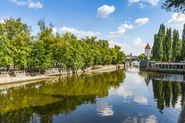 Prag, Çek Cumhuriyeti - Temmuz 2018: Prag'daki Vltava Nehri'nin kilit girişine giden su kanalı