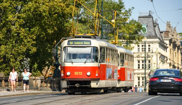 Praga Czechy 2018 Sierpnia Jedna Starszych Tramwajów Elektrycznych Pradze Ulicy — Zdjęcie stockowe