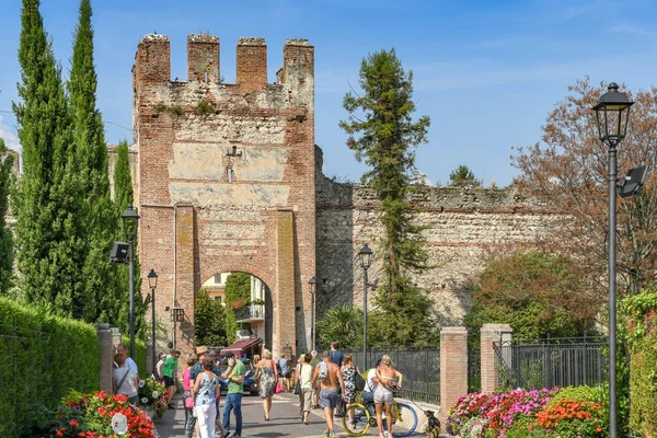 Lazise Lake Garda Italia Septiembre 2018 Gente Que Camina Ciudad — Foto de Stock