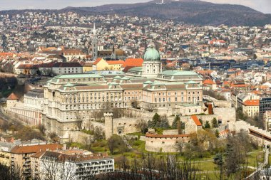 Budapeşte, Macaristan - Mart 2018: Budapeşte şehrinin üzerinde bir hil üzerinde yer alan Buda Kalesi'nin havadan görünümü