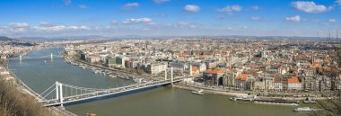 Budapeşte, Macaristan - Mart 2018: Tuna Nehri'nin ve Budapeşte'deki Elisabeth Köprüsü'nün panoramik manzarası.