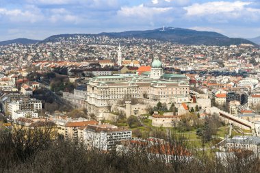 Budapeşte, Macaristan - Mart 2018: Budapeşte şehrinin üzerinde bir hil üzerinde yer alan Buda Kalesi'nin havadan görünümü