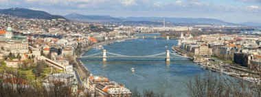 Budapeşte, Macaristan - Mart 2018: Tuna Nehri'nin ve Budapeşte'deki Zincir Köprü'nün panoramik manzarası.