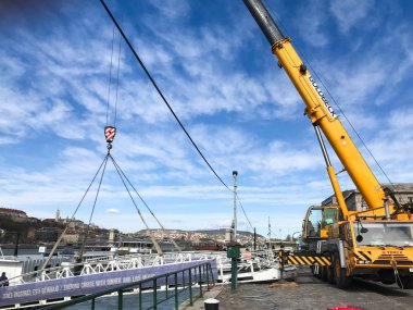 BUDAPEST, HUNGARY - Mart 2018: teleskopik yelkenli gezici vinç Budapeşte 'deki nehir kıyısına uzandı. Turistlerin nehir teknelerine ulaşabilmeleri için yeni bir iskele açılıyor..