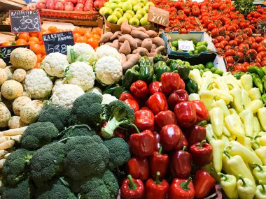 Budapeşte, Macaristan - Mart 2019: Budapeşte'de bir çiftçi pazarında bir tezgahta satışa taze sebze.