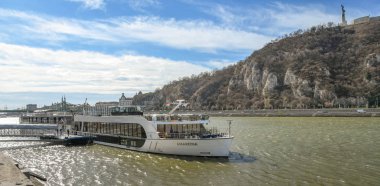Budapeşte, Macaristan - Mart 2018: River cruise boat 