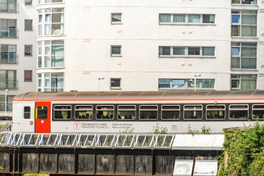 Cardiff, Galler - Haziran 2019: Cardiff şehir merkezinde, Galler için Ulaşım'ın yeni üniformasında banliyö treni