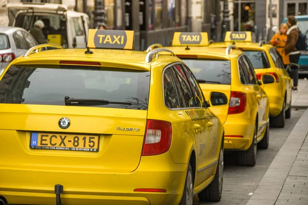 Budapest Magyarország Március 2018 Budapesti Belvárosban Várakoznak Taxik — Stock Fotó