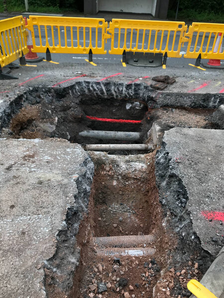 ПОНТИПРД, ИЮНЬ 2019: Большая траншея, вырытая в дороге для установки нового клапана в газопроводе. Существующий газопровод без клапана и других коммунальных труб и кабелей можно увидеть под поверхностью дороги
.