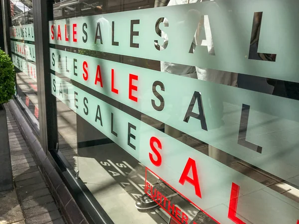 ブリッジンド ウェールズ 2019年6月 ウェールズのブリッジンドにあるマッカーサー グレンデザイナー ショッピング アウトレットの店の窓に販売看板 — ストック写真