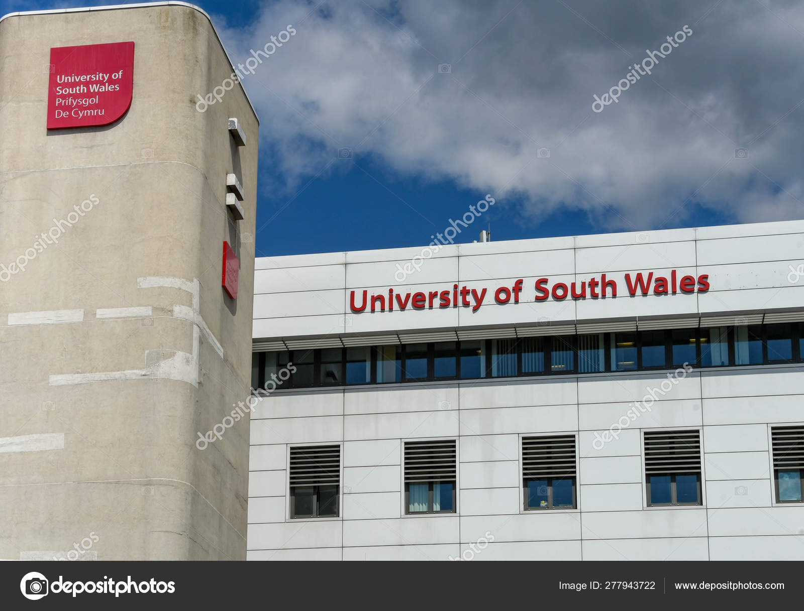 Herunterladen - Cardiff, wales - Juni 2019: Hinweisschild an der Außenseite des Campus-Gebäudes der Universität Südwales in der cardiff city centre — Stockbild Cardiff Wales Juni 2019 Hinweisschild Der Außenseite Des Campus Gebäudes — Stockfoto