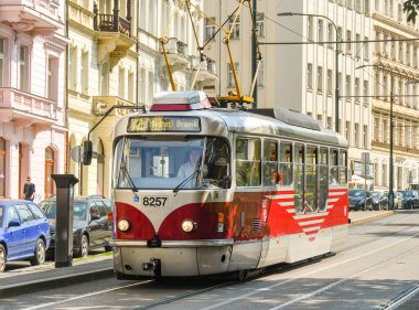 Prag, Çek Cumhuriyeti - Ağustos 2018: Prag'ın şehir merkezindeki bir sokaktaki eski elektrikli tramvaylarından biri.