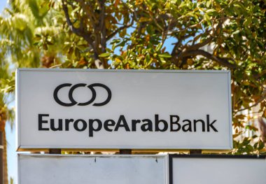 Cannes, Fransa - Nisan 2019: Cannes'daki sahil şeridinde Avrupa Arap Bankası şubesinin önünde imza at.
