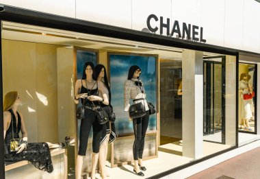 Cannes, Fransa - Nisan 2019: Cannes sahilindeki Chanel mağazasının önü.