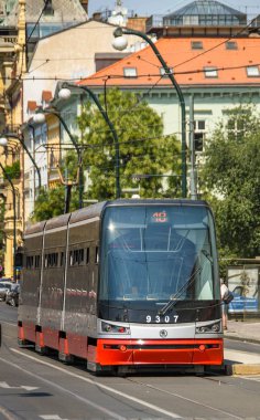 Prag, Çek Cumhuriyeti - Ağustos 2018: Prag'da bir cadde boyunca uzanan modern elektrikli tramvay.