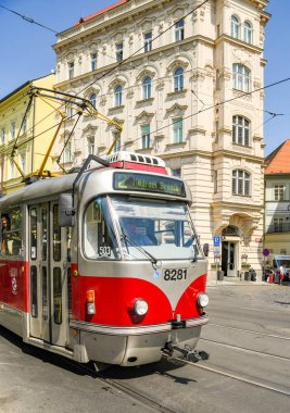 Prag, Çek Cumhuriyeti - Ağustos 2018: Prag'ın eski elektrikli tramvaylarından biri.