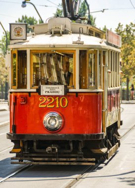 Prag, Çek Cumhuriyeti - Ağustos 2018: Prag'ın orijinal elektrikli tramvaylarından biri.
