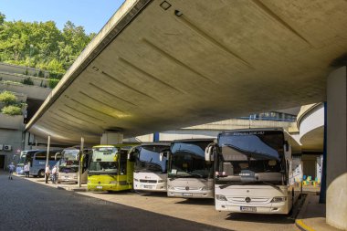 Prag, Çek Cumhuriyeti - Ağustos 2018: Prag şehir merkezi yakınlarındaki beton gölgeliğin altına park edilmiş tur otobüsleri sırası.