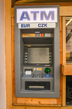 Prag, Çek Cumhuriyeti - Temmuz 2018: Prag'ın merkezindeki bir duvarda bir kasa makinesinin kapatılması.