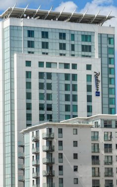 Cardiff, Galler - Haziran 2019: Cardiff şehir merkezinde ki Radisson Blu oteli. Ön planda bir apartman bloğu var..