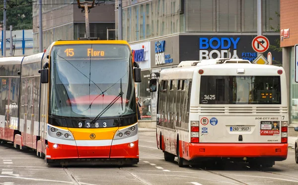 Prag, Çek Cumhuriyeti - Ağustos 2018: Prag'da bir sokakta geleneksel kamu hizmeti otobüslerinden geçen modern tramvay.