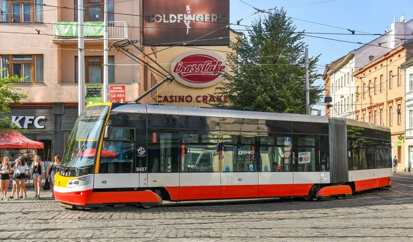 プラハ チェコ共和国 2018 市内中心部の通りを走るプラハの近代的な電気トラムの一つ — ストック写真