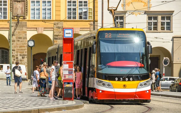 Praga República Checa Agosto 2018 Gente Espera Para Subirse Tranvía — Foto de Stock