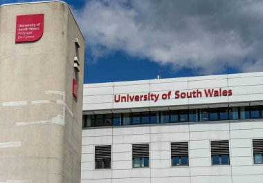 Cardiff, Galler - Haziran 2019: Cardiff şehir merkezindeki Güney Galler Üniversitesi kampüs binasının dışında oturum açın