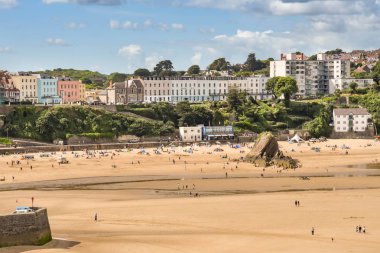 Tenby, Pembrokeshire, Galler - Ağustos 2018: Tenby, Batı Galler'deki South Beach'teki insanlar, düşük gelgitte.