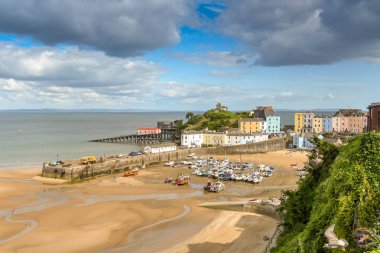 Tenby, Pembrokeshire, Galler - Ağustos 2018: Tenby, düşük tide, Batı Galler limanda.