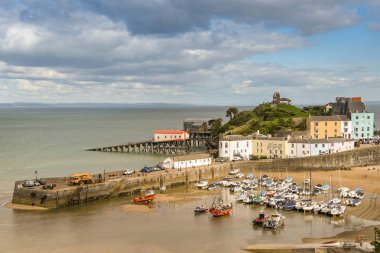 Tenby, Pembrokeshire, Galler - Ağustos 2018: Tenby, gelgit olarak Batı Galler limanda geliyor.