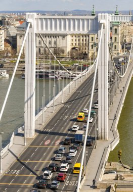 Budapeşte, Macaristan - Mart 2018: Budpaest şehir merkezinde Tuna Nehri üzerindeki Elisabeth Köprüsü'nü geçmek için trafik kuyrukları.
