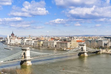 Budapeşte, Macaristan - Mart 2018: Tuna Nehri ve Budapeşte'deki Zincir Köprü arka planda şehir.