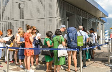 Como, İtalya - Haziran 2019: Como Gölü'ndeki Como'daki bilet gişesinde feribot biletleri için sıraya giren insan kalabalığı.