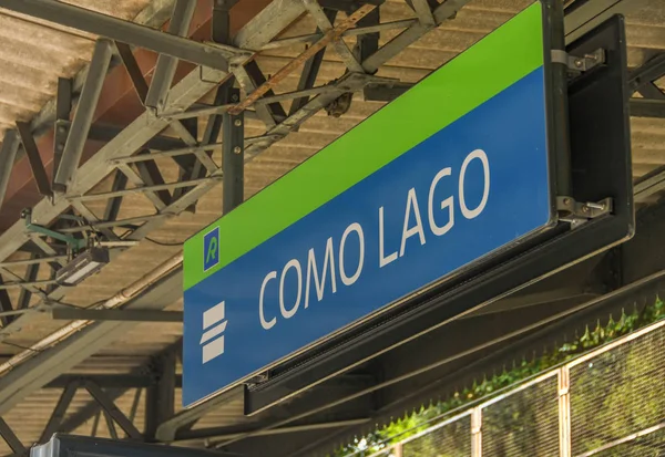Como Italien Juni 2019 Skylt Ovanför Plattformen Vid Comosjön Järnvägsstationen — Stockfoto