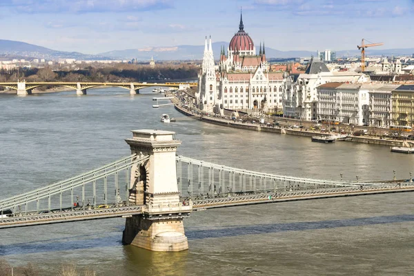 Budapest Magyarország Március 2018 Duna Lánchíd Budapesten Parlament Épületében Háttérben — Stock Fotó