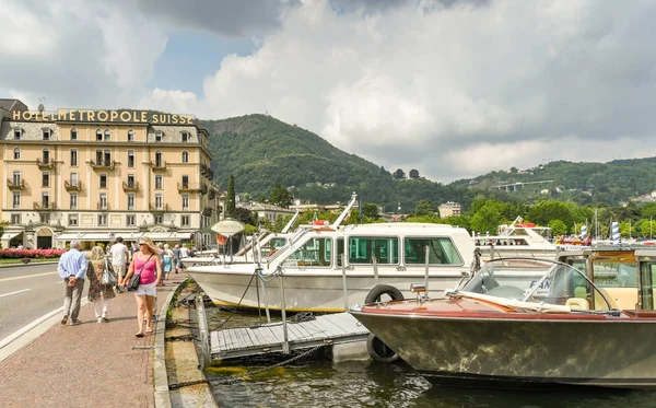 Como Italia Junio 2019 Gente Caminando Por Lago Con Lanchas — Foto de Stock