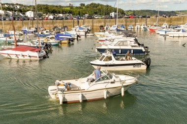 Saundersfoot, Pembrokeshire, Galler - Ağustos 2018: Saundersfoot limanında hareket eden küçük tekneler, Batı Galler,