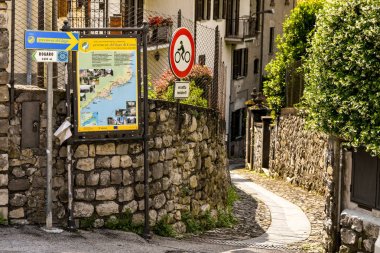 Como Gölü, İtalya - Haziran 2019: Yürüyüş parkurunda yürüyüş yolunu gösteren işaretler - Greenway del Lago di Como.
